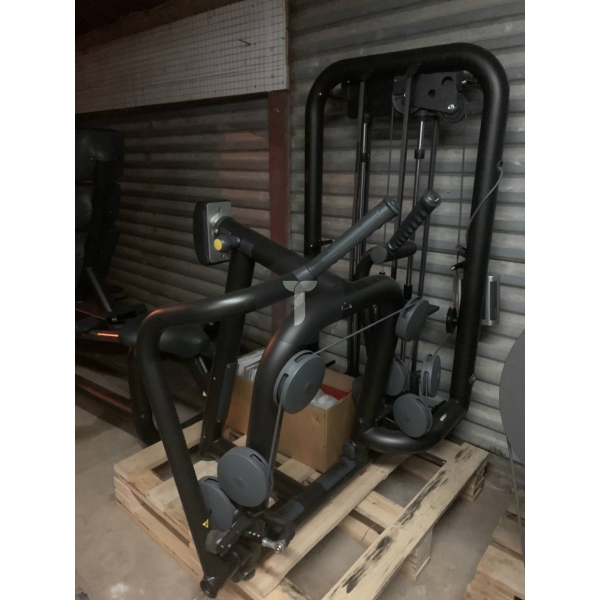 Technogym тяга с упором в грудь