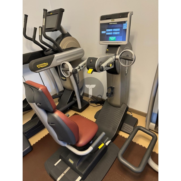Technogym Top Excite 700 TV велотренажер для рук сидение со спинкой