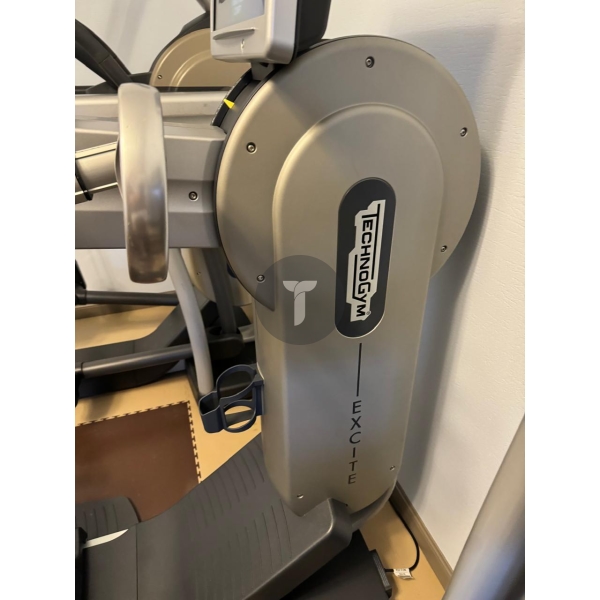 Technogym Top Excite 700 TV велотренажер для рук сидение со спинкой